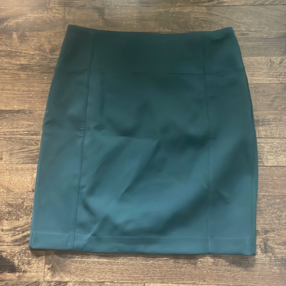 Lululemon skirt size 8, green, EUC.